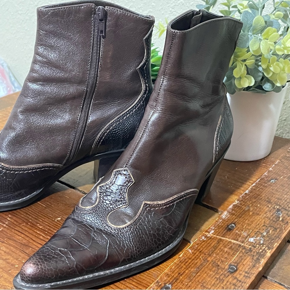 Franco Sarto, leather, western side zip boot with goldtone detail. Women’s 6 1/2 - Picture 3 of 11